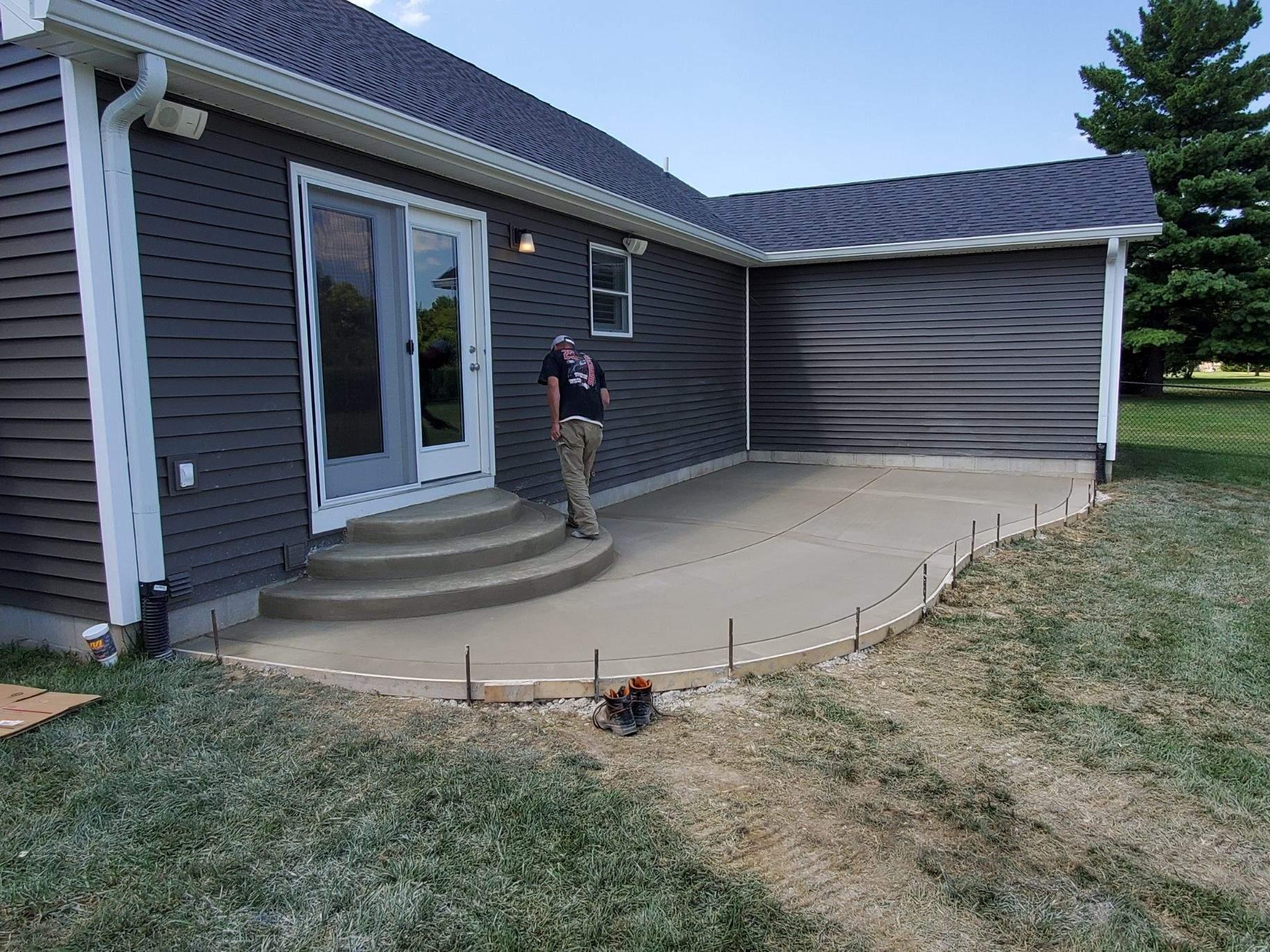 Curved concrete patio with steps, Zionsville Indiana